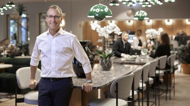 Jens Mathiesen er topchef i hotelkæden Scandic, som sommeren over byder ferieramte inden for. Men hvordan kobler topchefen selv af? 