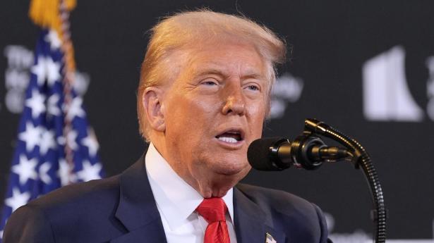 Præsident Donald Trump holder pressemøde på Kennedy Center onsdag aften dansk tid.