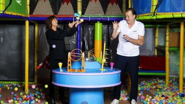 Det startede med bowling, men siden har Steffen og Lene Larsen udvidet deres bowlingcentre med legeland, escaperooms og minigolf. I år er fire af deres centre kåret til gazeller, og det er stadig bowlingen, der er det største trækplaster. 