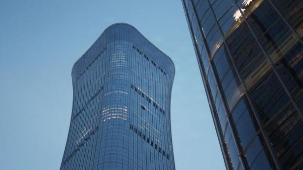 Mindre fly flyver ind i 528 meter høj Beijing-skyskraber