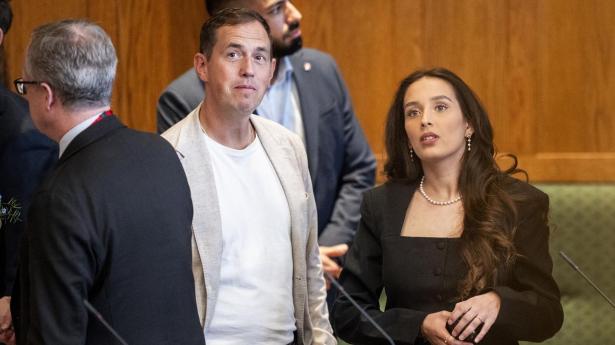 Cecilie Liv Hansen blev valgt ind i Folketinget for Liberal Alliance. 14. april deltog hun i Folketingets andet møde efter valget som løsgænger, efter at hun blev smidt ud af partiet. Til venstre for hende står Jacob Harris, der også kort efter valget blev smidt ud af det parti, som han stille op for, Borgernes Parti. 