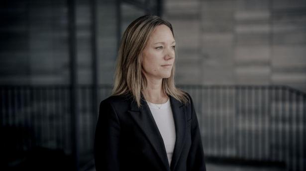 Betina Grimstrup, privatøkonomisk ekspert i Nordea, fremhæver den lavere beskatning på aktiesparekontoen som en fordel for investorer ift. investering gennem et almindeligt aktiedepot. Men beskatningsformen er samtidig en af ulemperne.