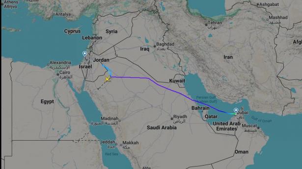 Et screenshot fra flyovervågningssiden Flightradar24 viser flyets rute.