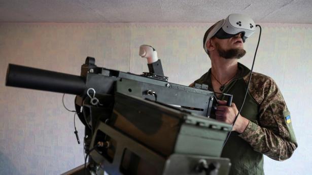 En soldat fra en luftforsvarsenhed i den 13. operative brigade “Khartija” i Ukraines nationalgarde bruger VR-briller under træning i at nedskyde luftmål.