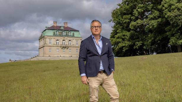 Diamanthandler Ulrik Hartmann forstår ikke, hvorfor Dyrehaven ikke vrimler med folk. Men så har han da den næsten for sig selv. 