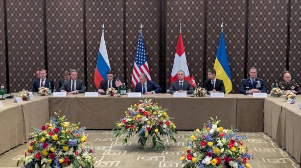 Delegationer fra Rusland, Ukraine og USA har tirsdag holdt møde i den schweiziske by, Genève