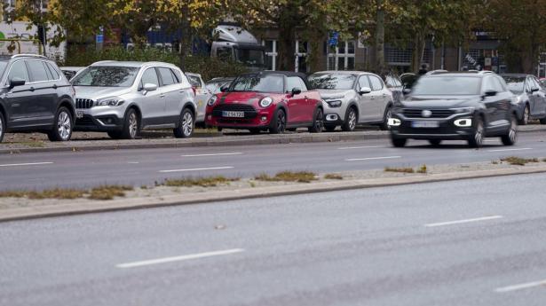 Erhvervsministeriet forventer en årlig effekt af de nye regler med 2000 kroners besparelse for en husstand med to biler. Hvis der er én bil i husstanden, er besparelsen op mod 700 kr.