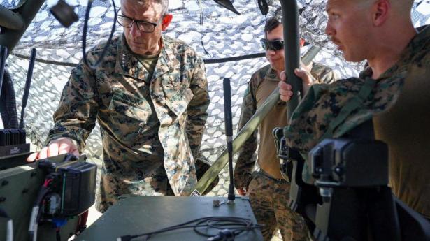 Amerikansk topgeneral holder sjældent møde med Cubas militær