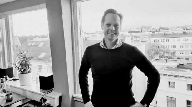 Johan Michelsen er på kort tid blevet en af Norges rigeste med en formue på mere end 7 mia. norske kroner. Formuen er skabt ved at købe en lang række skandinaviske selskaber for lånte penge og kontanter fra selskabernes løbende drift i Hawk Infinity. 