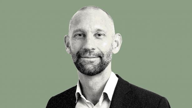 Kristian Hertz har primært slået sine folder i embedsmandsstillinger hos bl.a. Finansministeriet, Skatteministeriet og senest otte år som direktør i Domstolsstyrelsen.