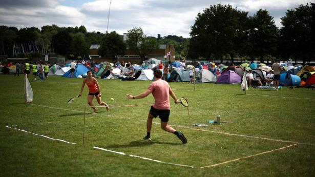 At ligge i kø for at få billetter til Wimbledon er en af de mange traditioner.