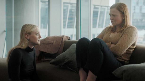 Marissa (Sarah Snook) t.h. bliver udsat for en moders værste mareridt, da sønnen bliver kidnappet. Her med veninden Jenny (Dakota Fanning).
