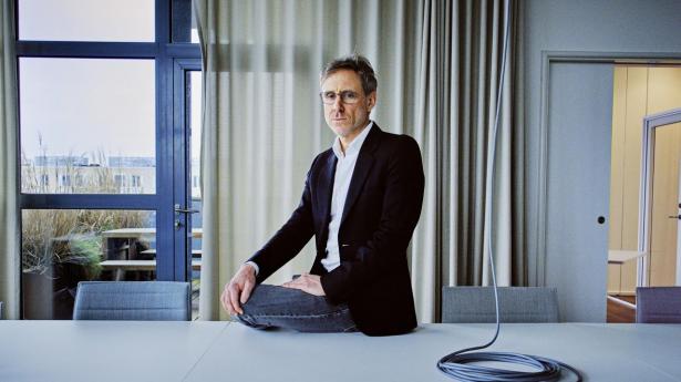 TDC Nets-direktør Michel Jumeau har åbnet et nyt opgør med staten om, hvem der skal betale for at sikre Danmarks digitale infrastruktur.