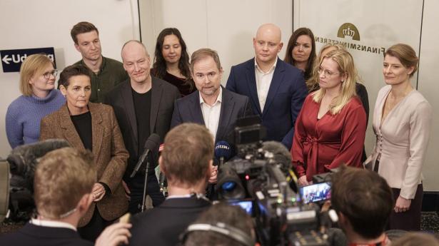 Fødevarechecken blev præsenteret tirsdag på et doorstep i Finansministeriet. Bag aftalen er regeringen, SF og Enhedslisten. 