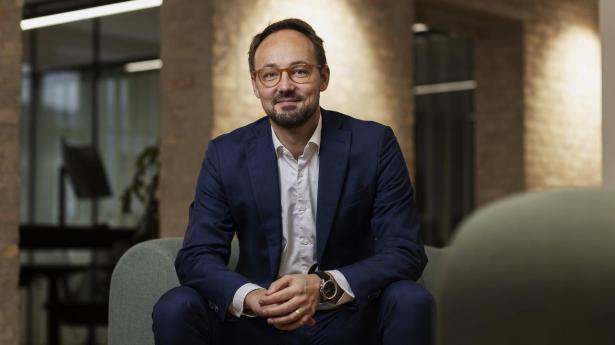 Kloge virksomheder handler, før det bliver nødvendigt, mener Anders de Lichtenberg, Managing Director i Position Green Danmark. Han oplever, at forsinkelsen af EU's ESG-krav vil give grønne frontløbere et historisk forspring, fordi de allerede nu gør bæredygtighed til forretning.