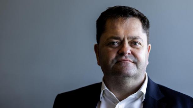 Bavarian Nordics topchef, Paul Chaplin, har lagt tal frem for selskabet en måned før tid. Her spår Bavarian Nordic et salgsdyk.