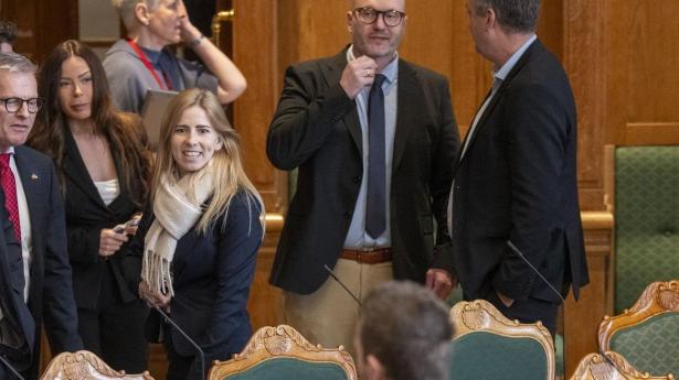 Partileder Lars Boje Mathiesen fra Borgernes Parti. Til venstre ses de to tidligere medlemmer, Nadja Natalie Isaksen og Emilie Schytte, der begge har forladt partier og er blevet løsgængere. 