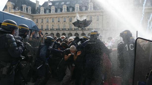 I Rennes i det vestlige Frankrig kom det til sammenstød, og politiet brugte vandkanoner mod demonstranter.