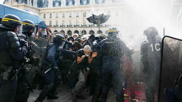I Rennes i det vestlige Frankrig kom det til sammenstød, og politiet brugte vandkanoner mod demonstranter.