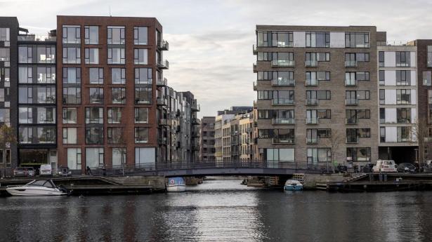 Byggebranchen venter i spænding på en afgørelse om nye klimakrav for 2027. Klimakravene har været en realitet for nybyggeri siden 2025, men kravene skal skærpes fra 2027.
