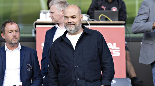 Danmarks rigste mand, Anders Holch Povlsen, køber jord og ejendomme i Jylland med henblik på at skabe en mere mangfoldig natur. Han er også medejer af fodboldklubben FC Midtjylland, hvor han her er til en af klubbens kampe.