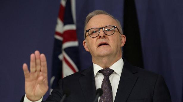 Australiens premierminister er pludselig blevet hovedperson i en speget sag, hvor en nu fyret EY-medarbejderne angiveligt har tilgået sig adgang til Anthony Albanese bankoplysninger. Selv har premierministeren intet gjort forkert.