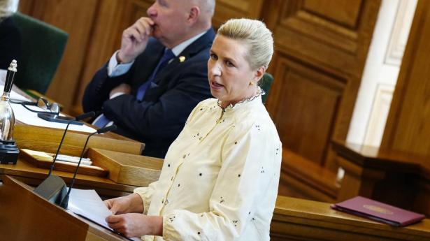 Statsministeren er på talerstolen i forbindelse med, at Folketinget er hasteindkaldt til debat om migrantstrøm fra Ceuta. 
