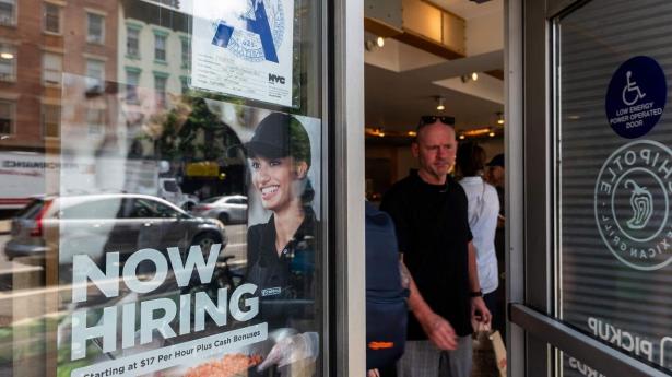 Udviklingen på det amerikanske arbejdsmarked er sammen med udviklingen i inflationen afgørende for, om USA’s centralbankchef Jerome Powell sænker renten. Her ses et billede fra en lokal jobkampagne på Manhattan i New York i september 2025.