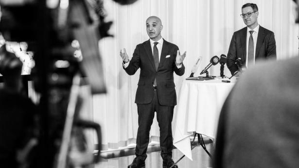 Novo Nordisks topchef Mike Doustdar (t.v.) og finansdirektør Karsten Munk Knudsen blev især mødt med spørgsmål om vægttabspillen Wegovy i forbindelse med regnskabsaflæggelsen onsdag. Her ses de ved en tidligere regnskabspræsentation.