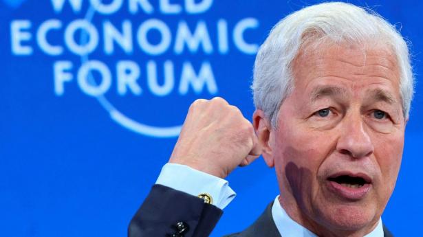 Jamie Dimon, adm. direktør for J.P. Morgan, fortalte i Davos om risikoen for at være for langsom og afvente for længe med brug af kunstig intelligens.