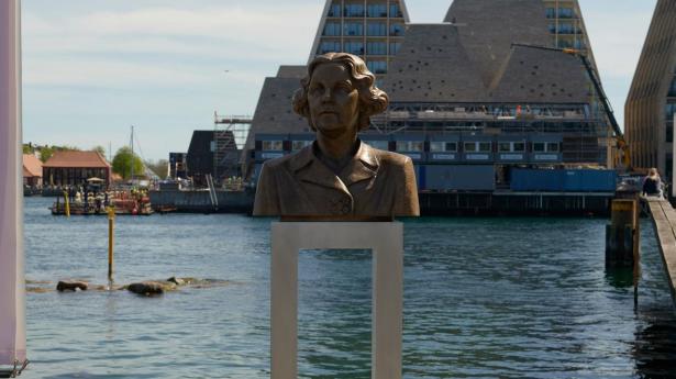 Danmarks første kvindelige ambassadør har fået en statue. Ikke alle er begejstrede