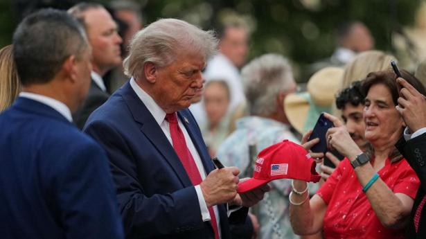Donald Trump har droppet et milliardsøgsmål mod det amerikanske skattevæsen. Til gengæld får han en fond og en livsvarig fritagelse fra skatterevision.