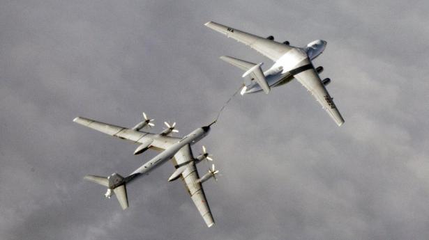 De russsiske TU-95-bombefly har været i brug siden 1950'erne. Rusland bekræfter nu flyvninger med flyene over Barentshavet og Norskehavet. Dette billede er taget af det norske forsvar under en øvelse ved en tidligere lejlighed.