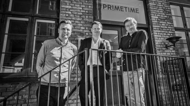På billedet ses fra venstre Thomas Juul-Dam, partner i Primetime, Lars Mejer, partner i Primetime og Casper Hyldekvist, ledende partner i Primetime.