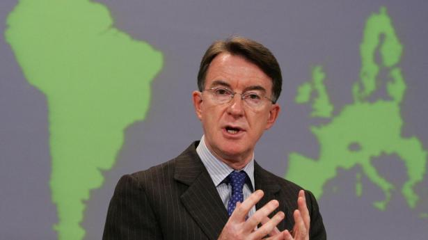 Peter Mandelson taler med medier i 2008, da han var EU-handelskommissær. 