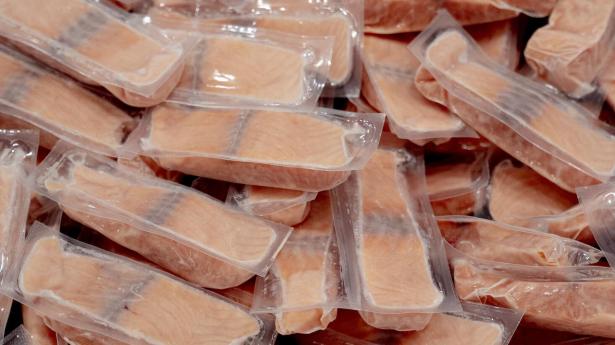 Fiskefabrikken Polar Salmon Hjerting Laks producerer røget, koldrøget og frosne fiskeprodukter, ligesom dem man ser på billedet, der dog ikke er fra virksomheden i Esbjerg.