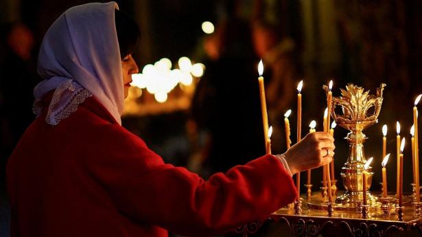 Der blev lørdag tændt lys i en kirke i Kyiv i forbindelse med den ortodokse påske. Rusland og Ukraine beskylder hinanden for at bryde en våbenhvile i forbindelse med påsken.