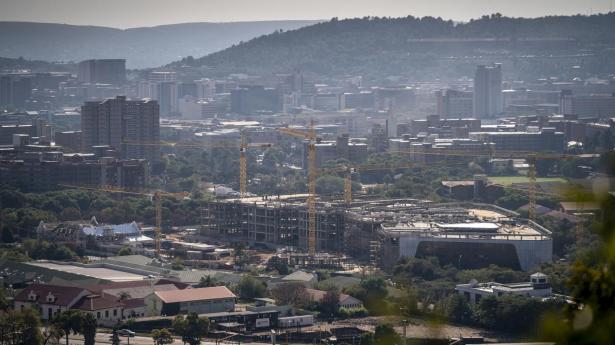 Alt for mange danskere forbinder Afrika med konflikt, sult og bistandsafhængighed. Udfordringerne findes, og de skal ikke negligeres, men det er ikke hele historien om Afrika. Afbilledet: Hovedstaden Pretoria i Sydafrika.