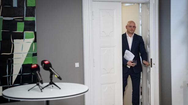 Kulturminister Jakob Engel Schmidt (M) vil præcisere sit lovforslag efter kritik.