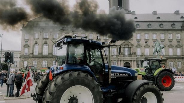 Landmænd demonstrerede for nylig mod gødskningsloven, L5, foran Christiansborg. Samme lov har sendt Venstre ud i en historisk krise, som langt fra er slut endnu.