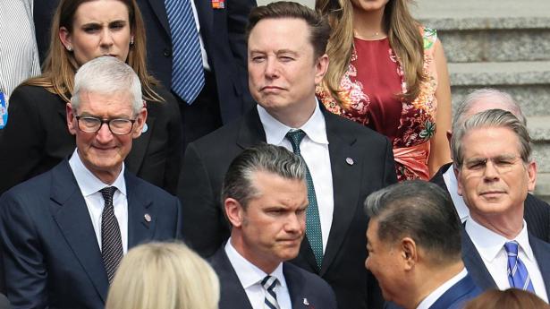 Præsident Xi Jinping hilser på  nogle af verdens førende topchefer, som Tim Cook fra Apple og Elon Musk, som Trump havde taget med til topmødet i Kina.Topmødet endte uden synligt resultat.