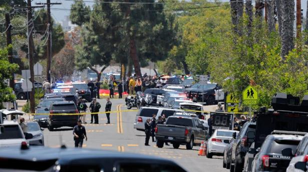 Politiet rykkede talstærkt ud til en moské i San Diego efter meldinger om et skyderi, hvor flere blev dræbt.