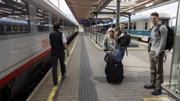 På mange populære strækninger i Europa er det svært at booke tog i stedet for fly, viser ny rapport.