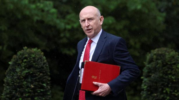 Britisk forsvarsminister går af