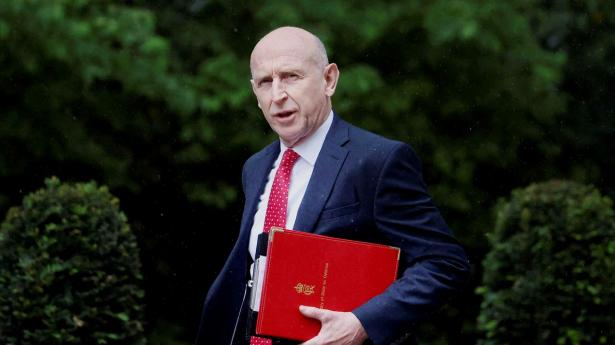 Britisk forsvarsminister går af