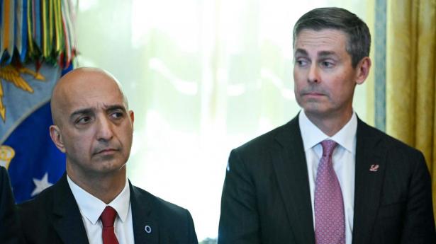 Novo Nordisks adm. direktør, Mike Doustdar (venstre), og Eli Lillys adm. direktør, David Ricks (højre), under et pressemøde om selskabernes prisaftaler med den amerikanske regering i Det Hvide Hus i sidste uge.