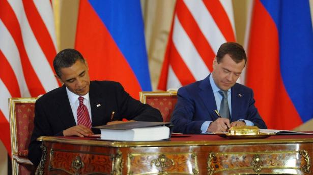 Tidligere præsident i USA Barack Obama og hans daværende russiske modstykke, Dmitrij Medvedev, underskriver New START-traktat i 2010.