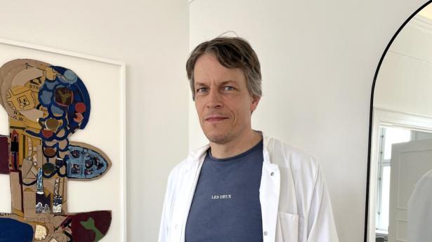 Johan Milling Holk Poulsen er speciallæge og beskæftiger sig i sin klinik med undersøgelser og behandlinger inden for hud- og kønssygdomme.