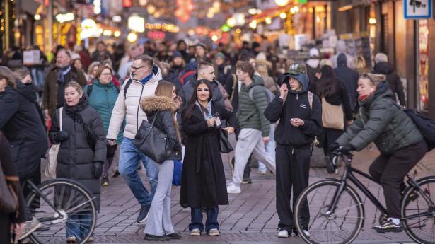 Folk på shopping på Strøget, der er pyntet op til jul med julepynt og julehjerter på gågaden.