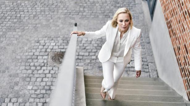 Nina Østergaard er datter af Torben Østergaard-Nielsen, der har banket USTC op fra bunden. Siden 2022 har hun været topchef for USTC-koncernen.
